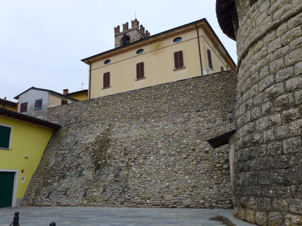 Ricostruzione tratto di mura del castello